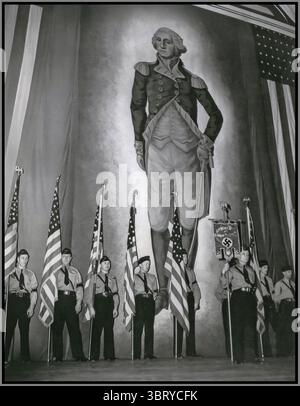 Die Kundgebung des Deutschen Amerikanischen Bundes aus den 1930er Jahren, einer pro-Nazi-Organisation, die vor und während des Zweiten Weltkriegs in den Vereinigten Staaten aktiv war, zeigt ein großes Porträt von George Washington, einer Figur, die der Deutsche amerikanische Bund mit ihrer Ideologie in Verbindung bringen wollte, und bezeichnete ihn sogar als „Amerikas ersten Faschist“. Die Szene zeigt Personen, die amerikanische Fahnen neben Fahnen halten, die Nazi-Symbole tragen, wie das Hakenkreuz, was auf den Versuch der Gruppe hindeutet, den amerikanischen Patriotismus mit der Nazi-Ideologie zu vermischen. Madison Square Garden. Amerika USA Stockfoto