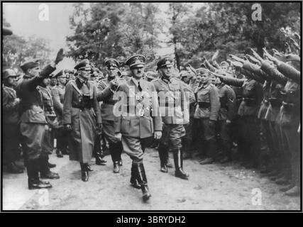 Adolf Hitler bei der Armeegruppe Nord im Gebiet zwischen Warschau und Minsk (ca. 50 km östlich der polnischen Hauptstadt), der an einer Front von (Heil Hitler-Soldaten grüßt; hinter Hitler Heeresgruppenführer Oberst General Fedor von Bock und Oberst General Wilhelm Keitel, 1939 Stockfoto