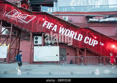 16. Juni 2018 - Moskau, Russland - MOSKAU, RUSSLAND - 16. Juni 2018: Ein großes Logo, das von Bud gesponsert wurde, ziert die Seite des Roten Oktobers in Moskau während der FIFA-Weltmeisterschaft 2018. (Kreditbild: © Douglas Zimmerman/ISIPhotos via ZUMA Wire) Stockfoto