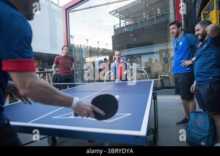16. Juni 2018 - Moskau, Russland - MOSKAU, RUSSLAND - 16. Juni 2018: Frankreich-Fans spielen während der FIFA-Weltmeisterschaft 2018 im Roten Oktober in Moskau ein Tischtennis-Spiel. (Kreditbild: © Douglas Zimmerman/ISIPhotos via ZUMA Wire) Stockfoto