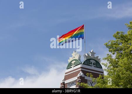 18. Juni 2018: Seattle, Washington: Starbucks feiert den LGBTQ Pride Month mit dem Hissen der Stolz-Flagge am Hauptquartier in Sodo. (Bild: © Paul Gordon via ZUMA Wire) Stockfoto