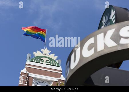 18. Juni 2018: Seattle, Washington: Starbucks feiert den LGBTQ Pride Month mit dem Hissen der Stolz-Flagge am Hauptquartier in Sodo. (Bild: © Paul Gordon via ZUMA Wire) Stockfoto