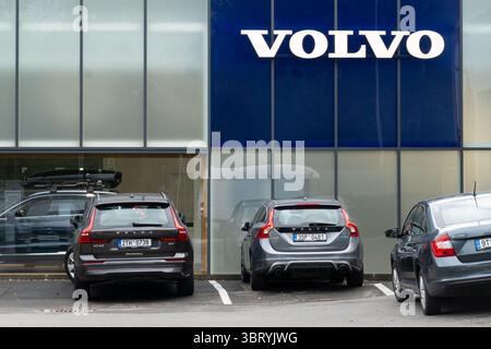 Ostrava, Tschechien - 20. Oktober 2023: Volvo-Händler in Ostrava, Tschechische Republik und Service-Center mit Volvo V60- und XC60-Fahrzeugen, die draußen geparkt sind Stockfoto