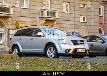Ostrava, Tschechien - 18. Dezember 2023: Silberner Fiat Freemont SUV oder MPV-Wagen basierend auf Dodge Journey auf der Straße geparkt Stockfoto