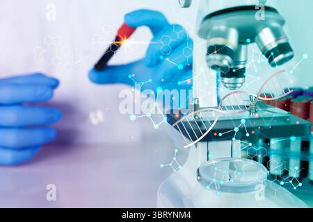 Wissenschaftler, die DNA mit Mikroskop und Reagenzglas im futuristischen Labor analysieren, repräsentiert moderne Biotechnologie, genetische Forschung, Molekularbiologie Stockfoto