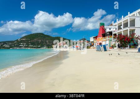 Great Bay Beach und die Promenade von Philipsburg, karibische Landschaft, St. Maarten Island (St. Martin), Niederländisch-Westindien Stockfoto