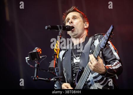 Oslo, Norwegen. Juni 2025. Die englische Rockband Muse gibt ein Live-Konzert während des norwegischen Musikfestivals Tons of Rock 2025 in Oslo. Hier ist Sänger, Songwriter und Musiker Matt Bellamy live auf der Bühne zu sehen. Stockfoto