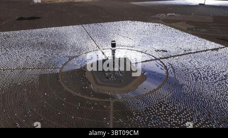 Aus der Vogelperspektive des Ivanpah Solar Electric Generating Systems schimmert mit konzentriertem Sonnenlicht, einem Leuchtfeuer erneuerbarer Energie in der Wüstenlandschaft, Kalifornien, USA. Stockfoto