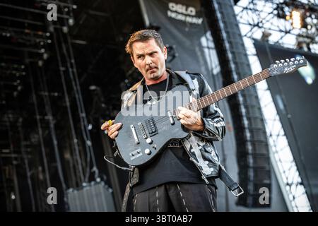Oslo, Norwegen. Juni 2025. Die englische Rockband Muse gibt ein Live-Konzert während des norwegischen Musikfestivals Tons of Rock 2025 in Oslo. Hier ist Sänger, Songwriter und Musiker Matt Bellamy live auf der Bühne zu sehen. Stockfoto