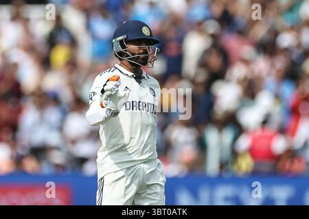 Ravindra Jadeja of India feiert ein halbes Jahrhundert (50 Runs) während des 3. Rothesay Test Match Day 5 England gegen Indien bei Lords, London, Großbritannien, 14. Juli 2025 (Foto: Mark Cosgrove/News Images) Stockfoto