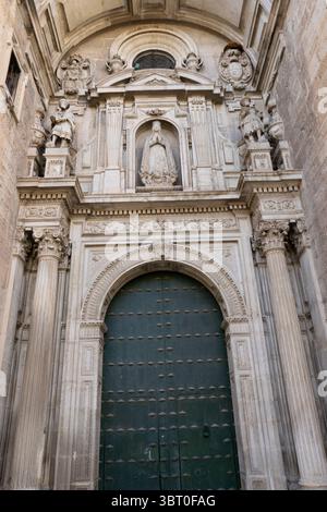Die markante Fassade des Santa Iglesia Catedral Museo Catedralicio in Jaen zeigt detaillierte Skulpturen und einen großen Eingang. Besucher bewundern das Archit Stockfoto