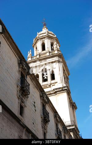 Besucher bewundern die architektonische Schönheit der Kathedrale von Santa Iglesia und des Museo Catedralicio in Jaen, Andalusien. Der markante Glockenturm zeigt faszinierende Elemente Stockfoto