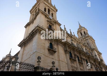Besucher bewundern die beeindruckende Architektur der Kathedrale Santa Iglesia in Jaen, Andalusien, unter einem klaren blauen Himmel. Stockfoto