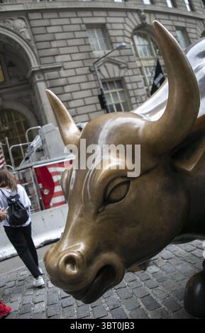 9. September 2019, Flushing Meadows, New York, Vereinigte Staaten von Amerika: Die Statue des Charging Bull 7.100 Pfund, die der in Italien geborene Künstler Arturo Di Modica 1989 erschaffen und in Lower Manhattan in New York installiert hat, wurde beschädigt, als ein Mann am Samstag, den 7. September 2019 die Hörner mit einem Metallgegenstand streichelte. Foto am Freitag, 6. September 2019. JAVIER ROJAS/PI (Bild: © Prensa Internacional Via ZUMA Wire) Stockfoto