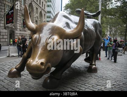 9. September 2019, Flushing Meadows, New York, Vereinigte Staaten von Amerika: Die Statue des Charging Bull 7.100 Pfund, die der in Italien geborene Künstler Arturo Di Modica 1989 erschaffen und in Lower Manhattan in New York installiert hat, wurde beschädigt, als ein Mann am Samstag, den 7. September 2019 die Hörner mit einem Metallgegenstand streichelte. Foto am Freitag, 6. September 2019. JAVIER ROJAS/PI (Bild: © Prensa Internacional Via ZUMA Wire) Stockfoto