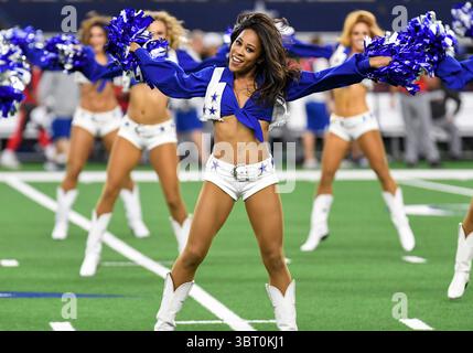 29. August 2019: Die Dallas Cowboys Cheerleader treten während eines NFL-Vorsaisonspiels zwischen den Tampa Bay Buccaneers und den Dallas Cowboys im AT&T Stadium in Arlington auf, TX Tampa Bay besiegte Dallas 17-15 Albert Pena/CSM(Credit Image: &Copy; Albert Pena/CSM via ZUMA Wire) Stockfoto