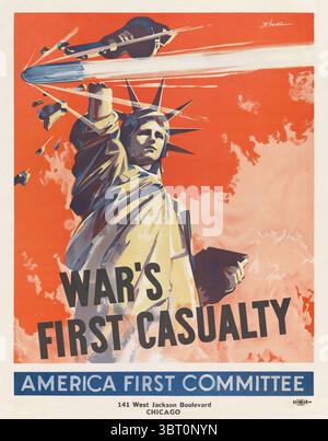 Das Propagandaplakat „war’s First Casualty“ 1941 des America First Committee (AFC), einer amerikanischen isolationistischen Druckgruppe gegen den Eintritt der Vereinigten Staaten in den Zweiten Weltkrieg, das zeigt, dass die Fackel der Freiheitsstatue durch eine Artilleriegülle zerstört wird, was darauf hindeutet, dass die amerikanische Freiheit das erste Opfer wäre, wenn die Vereinigten Staaten in den Krieg eintreten. Foto von einem Original-Poster aus dem Jahr 1941. Kredit: Privatsammlung / AF Fotografie Stockfoto
