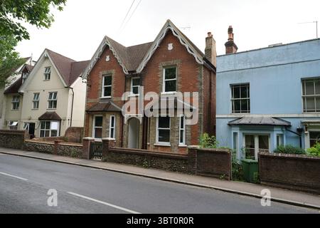 Charmantes Backsteinhaus und Wohnviertel in Vorstadt. Dorking, England Stockfoto