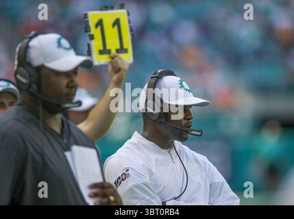 8. September 2019, Miami Gardens, MI, USA: Miami Dolphins Head Coach Brian Flores, rechts, während der letzten Minuten einer 59-10 Niederlage gegen die Baltimore Ravens im Hard Rock Stadium in Miami Gardens, Florida, am 8. September 2019. (Kreditbild: © TNS via ZUMA Wire) Stockfoto