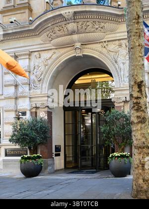 LONDON, Großbritannien - 13. MAI 2025: Eingang und Schild zum Corinthia Hotel in der Northumberland Avenue Stockfoto