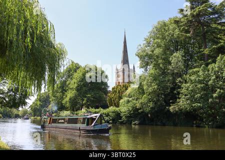 Fluss Avon mit Heiliger Dreifaltigkeitskirche im Hintergrund, Stratford-upon-Avon, Warwickshire, Großbritannien. Stockfoto