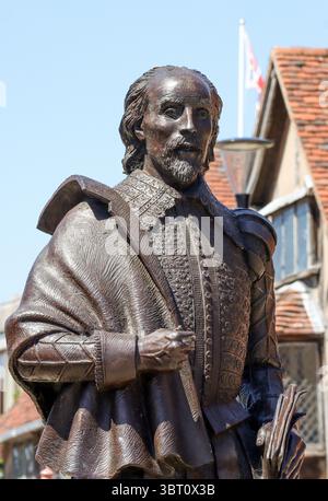 Statue von William Shakespeare vor seinem Geburtsort, Stratford upon Avon, Warwickshire Stockfoto