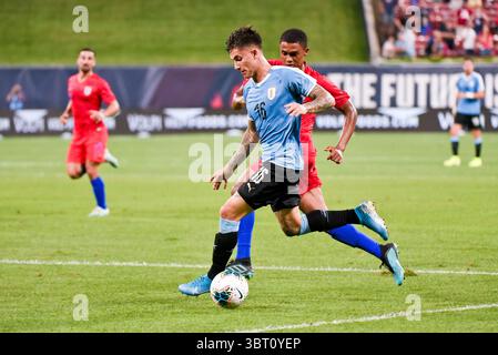 10. September 2019: Uruguay-Stürmer Rodriquez (16) überwindet die Verteidigung von Reggie Cannon (20) auf seinem Weg ins Netz während des letzten Spiels vor der CONCACAF Nations League, als die United States Men's National Team Uruguay im Busch Stadium in St. Louis City, MO Ulreich/CSM (Credit Image: &Copy; Richard Ulreich/CSM via ZUMA Wire) ausgetragen hat. Stockfoto