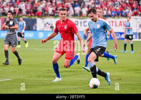 September 2019: Der US-Verteidiger der Nationalmannschaft der Männer Aaron Long (3) unterbricht den Durchgangsversuch des Uruguay-Verteidigers Matias Vina (3) während des letzten Spiels vor der CONCACACAF Nations League, während die US-Nationalmannschaft Uruguay im Busch Stadium in St. Louis City, MO Ulreich/CSM (Credit Image: &Copy; Richard Ulreich/CSM via ZUMA Wire) Stockfoto