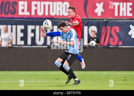 September 2019: Stürmer der US-Nationalmannschaft Corey Baird (27) spielt den Ball mit einem gefährlichen hohen Kick, der versucht, ihn zu überqueren, bevor der Uruguay-Verteidiger Jose Gimenez (2) den Ball während des letzten Spiels vor der CONCACACAF Nations League ausräumen kann, als die United States Men's National Team Uruguay im Busch Stadium in St. Louis City, MO Ulreich/CSM, ausrichtete (Credit Image: &Copy; Richard Ulreich/CSM via ZUMA Wire) Stockfoto