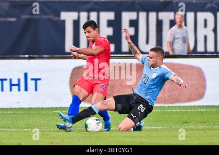 September 2019: Uruguay-Stürmer Jonathan Rodriquez (20) rutscht und blockiert den Durchgangsversuch von Nick Lima (2) während des letzten Spiels vor der CONCACACAF Nations League, während die United States Men's National Team Uruguay im Busch Stadium in St. Louis City, MO Ulreich/CSM (Credit Image: &Copy; Richard Ulreich/CSM via ZUMA Wire) Stockfoto