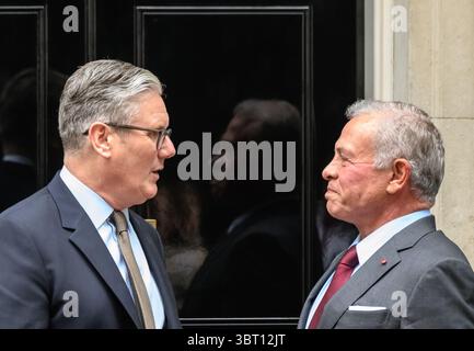 London, Großbritannien. Juni 2025. Premierminister Keir Starmer begrüßt den König von Jordanien, Abdullah II. Bin Al-Hussein, in der Downing Street 10 zu Gesprächen Stockfoto