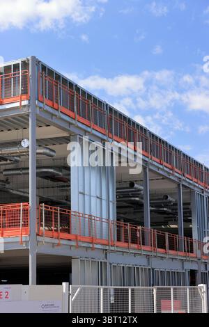 Stahlskelettrahmen der Radcliffe-Nabe, Stahlkonstruktionen und sekundärer Stahlrahmen mit Kantenschutzbarriere in radcliffe Greater manchester uk Stockfoto