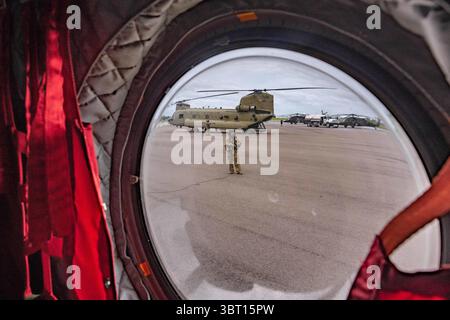 4. September 2019 - OPA-locka, Florida, USA - Soldaten und Flieger der Florida National Guard vom CBRN Enhanced Response Force Package (CERFP) laden Ausrüstung und bereiten sich auf mögliche Einsätze vor, die auf den Hurrikan Dorian reagieren. (Bild: © U.S. National Guard/ZUMA Wire/ZUMAPRESS.com) Stockfoto