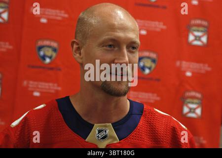 12. September 2019, Sunrise, FL, USA: Anton Stralman, Verteidiger der Florida Panthers, spricht mit den Medien während des Medientages im BB&T Center am 12. September 2019 in Sunrise, Florida (Credit Image: © TNS via ZUMA Wire) Stockfoto