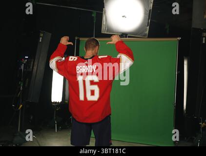 12. September 2019, Sunrise, FL, USA: Florida Panthers Center Aleksander Barkov posiert für die Panthers Productions Crew während des Media Day im BB&T Center am 12. September 2019 in Sunrise, Florida (Credit Image: © TNS via ZUMA Wire) Stockfoto