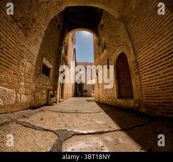 Split, Kroatien - 8. September 2023: Ein Blick durch einen Bogengang im Diokletianpalast, zeigt die alte Architektur und führt zu einem sonnendurchfluteten Kuh Stockfoto