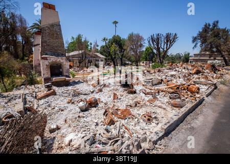 Überreste eines ausgebrannten Hauses in Altadena, Kalifornien, das durch den Eaton-Brand im Januar 2025 verbrannt wurde. Stockfoto