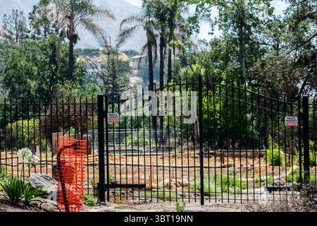 Verbrannte ein Haus in Altadena, Kalifornien, in der Gegend, die durch den Eaton-Brand im Januar 2025 verbrannt wurde. Stockfoto