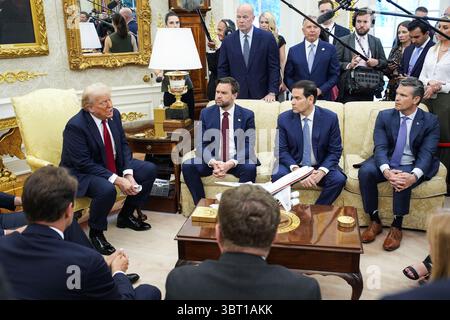 Washington, Usa. Juli 2025. Präsident Donald Trump trifft sich am Montag, den 14. Juli 2025, mit NATO-Generalsekretär Mark Rutte, Vizepräsident JD Vance, Außenminister Marco Rubio und Verteidigungsminister Pete Hegseth im Oval Office des Weißen Hauses in Washington, DC. Foto: Yuri Gripas/UPI Credit: UPI/Alamy Live News Stockfoto