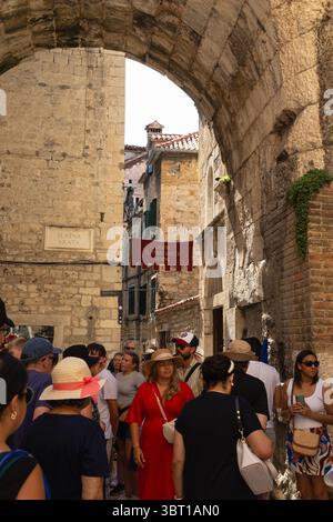 Split, Kroatien - 8. September 2023: Touristen versammeln sich in der Nähe des Goldenen Tors (Zlatna Vrata), einem historischen Eingang zum Diokletianpalast. Stockfoto