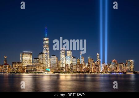 New York City 11. September Tribute in Light. Skyline von Lower Manhattan, beleuchtete Wolkenkratzer und Projektion in den Himmel aus zwei Lichtstrahlen Stockfoto