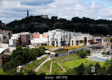 EMBARGOED BIS 0001 DIENSTAG, 15. JULI Aktenfoto vom 27. JULI 07/16 einer allgemeinen Ansicht des schottischen Parlaments in Holyrood, Edinburgh. Die Öffentlichkeit wird nach einem neuen Gesetz gesucht, das ein Register für die Täter häuslicher Gewalt schaffen würde. Der Vorschlag wurde von der schottischen Tory MSP Pam Gosal vorgelegt und wird derzeit vom Strafrechtsausschuss in Holyrood geprüft. Ausgabedatum: Dienstag, 15. Juli 2025. Stockfoto