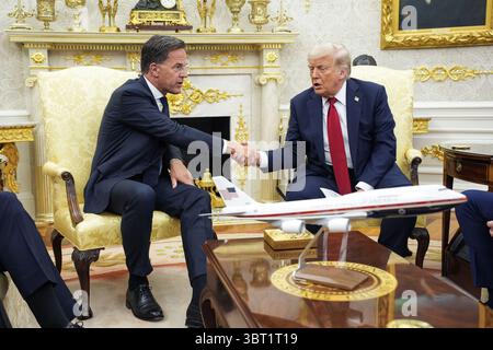 NATO-Generalsekretär Mark Rutte schüttelt US-Präsident Donald Trump bei einem Treffen im Oval Office des Weißen Hauses in Washington am 14. Juli 2025 die Hand. Guthaben: Yuri Gripas/Pool über CNP/MediPunch Stockfoto