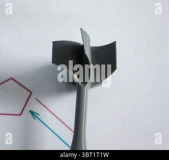 Auf 3D-Drucker aus geschmolzenem Kunststoff gedruckter Schaftstabilisator. Auf 3D-Drucker erstellte Stabilisierungsschweife. Prototypenmodell der Raketenbombenspitze, gedruckt auf 3D-Drucker. Moderne innovative 3D-Drucktechnologie Stockfoto