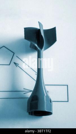 Auf 3D-Drucker aus geschmolzenem Kunststoff gedruckter Schaftstabilisator. Auf 3D-Drucker erstellte Stabilisierungsschweife. Prototypenmodell der Raketenbombenspitze, gedruckt auf 3D-Drucker. Moderne innovative 3D-Drucktechnologie Stockfoto