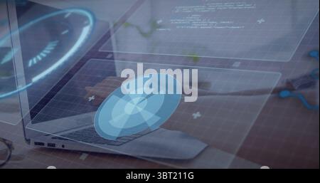 Tippen weiblicher Hände durch die blaue holografische Benutzeroberfläche auf silbernem Laptop am Schreibtisch im Heimbüro Stockfoto