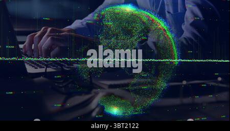 Mann, der ein Business-Shirt trägt und im Büro mit Hologrammkugel und Datenströmen auf der Laptop-Tastatur schreibt Stockfoto