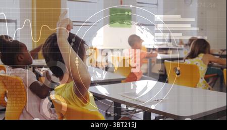 Die Hände heben, vier Schüler sitzen an Schreibtischen im Klassenzimmer, mit digitaler Globe, Binärcode-Overlay Stockfoto