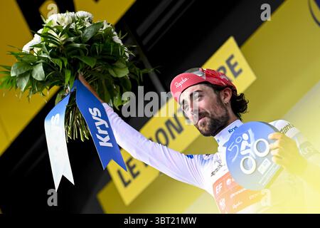 Tour De France. Juli 2025. Der irische Ben Healy von EF Education-EasyPost feiert am Montag, den 14. Juli 2025, auf dem Podium im weißen Trikot für den besten jungen Fahrer nach der 10. Etappe der Tour de France 2025, von Ennezat nach Le Mont-Dore Puy de Sancy (169 km). Die 112. Ausgabe der Tour de France beginnt am Samstag, den 5. Juli in Lille, Frankreich, und endet am 27. Juli in Paris. BELGA FOTO JASPER JACOBS Credit: Belga News Agency/Alamy Live News Credit: Belga News Agency/Alamy Live News Stockfoto