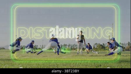 Dehnbare Softballspieler tragen Trikots und Baseballkappen auf dem Spielfeld, mit Neon-Text Stockfoto